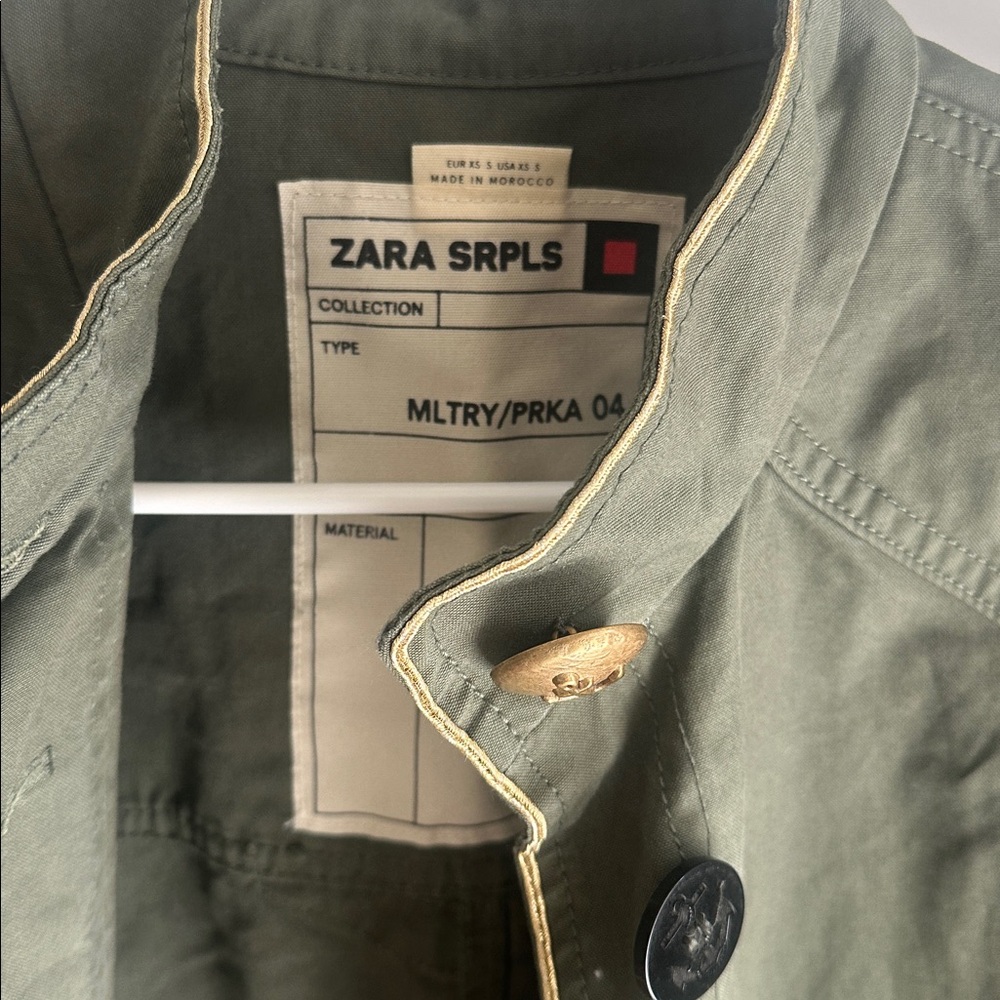 Zara SRPLS Khaki Green Coat with Gold Details
Zara SRPLS Summer 2020 Collection - Picture 11 of 14